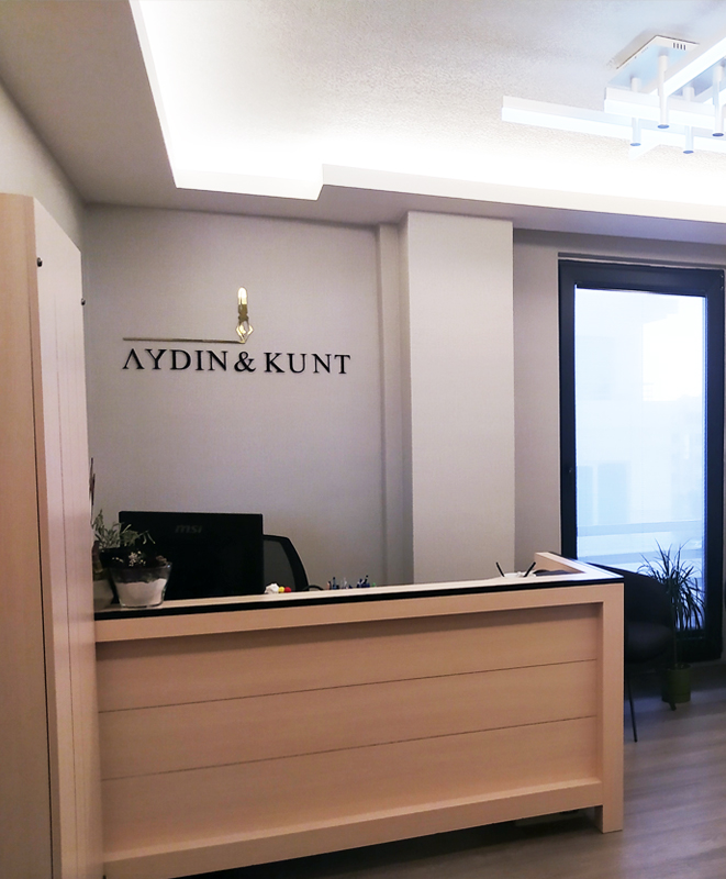 Aydın & Kunt ofisinin resepsiyonu ve duvardaki logo